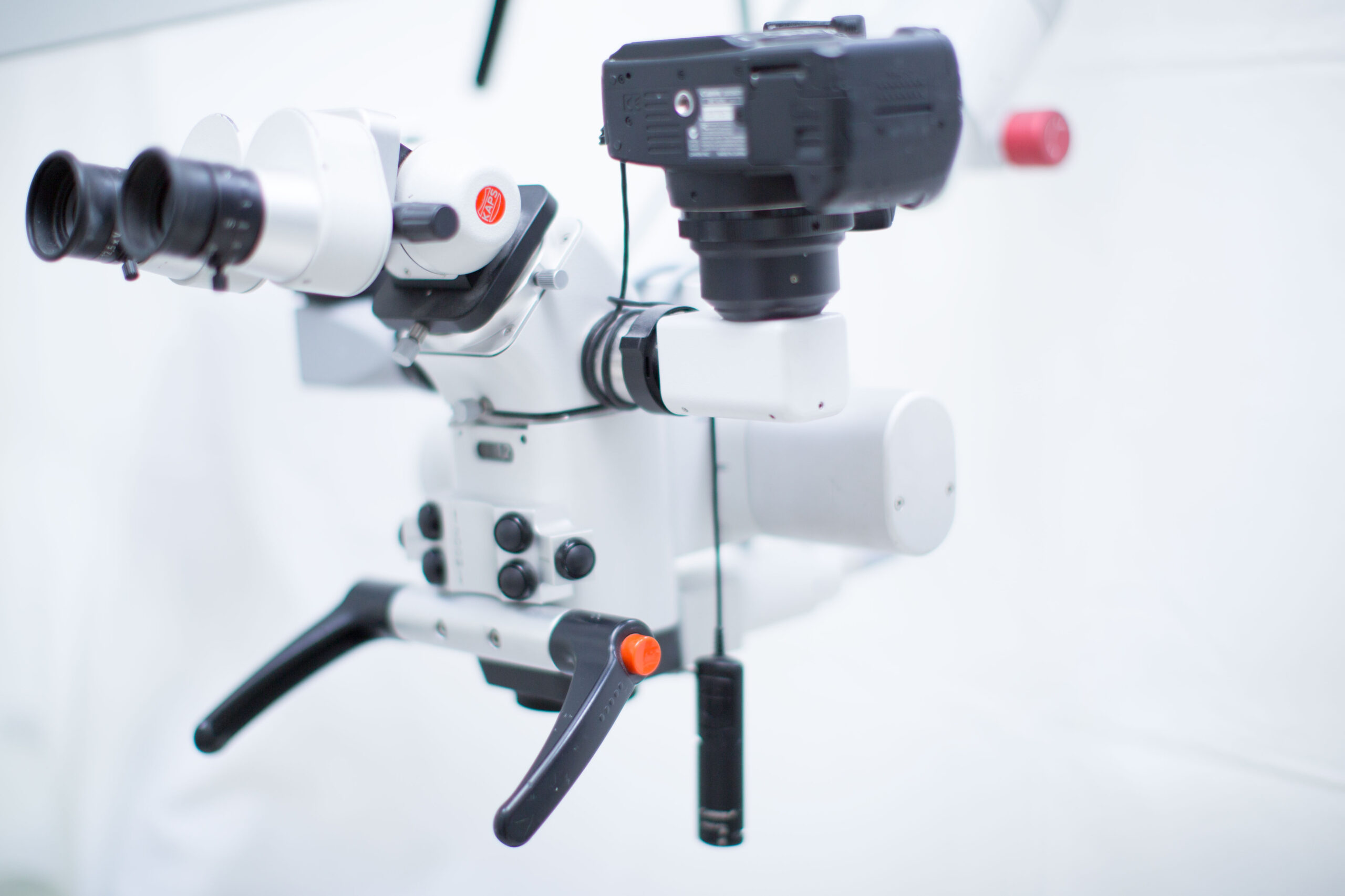 Dva operačné mikroskopy